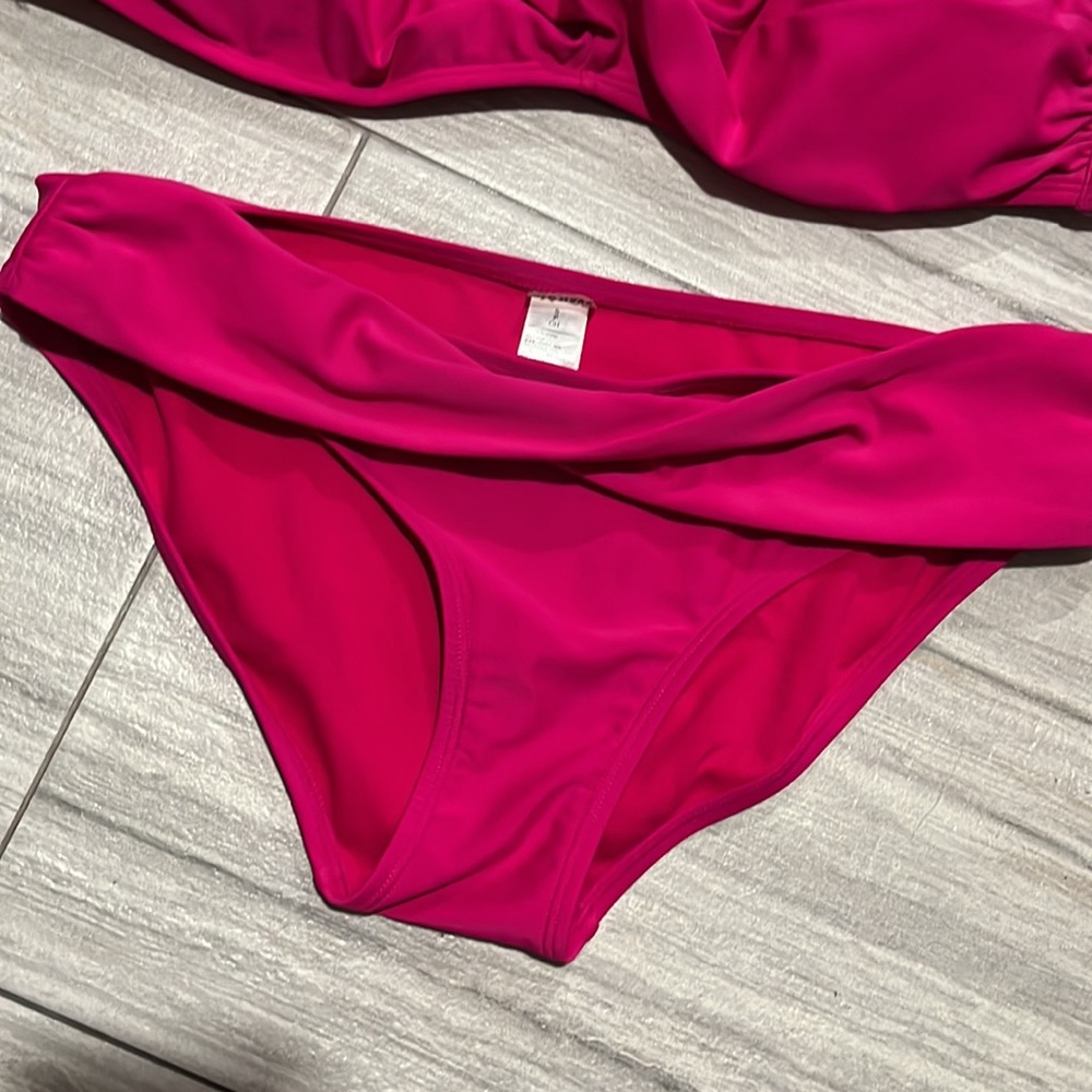 Bikini - Picture 3 of 7